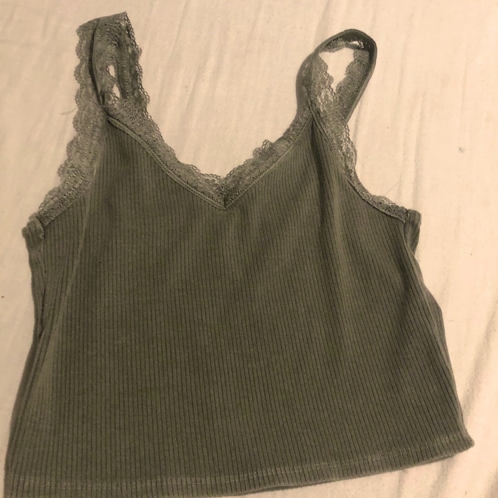 Sage green lace trimmed cropped tank! 🍃
